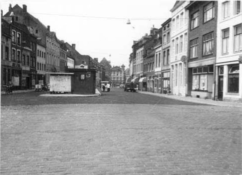 Hoogbrugstraat met in het midden een trafostation en openbaar toilet 1956
