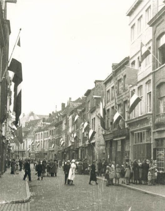 Grote Gracht. Overzicht vanaf de hoek met de Helmstraat. Vlaggenfeest bij gelegenheid van de bevrijding.