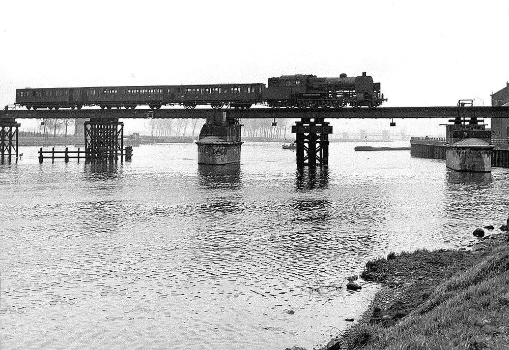De provisorisch herstelde spoorbrug in 1954