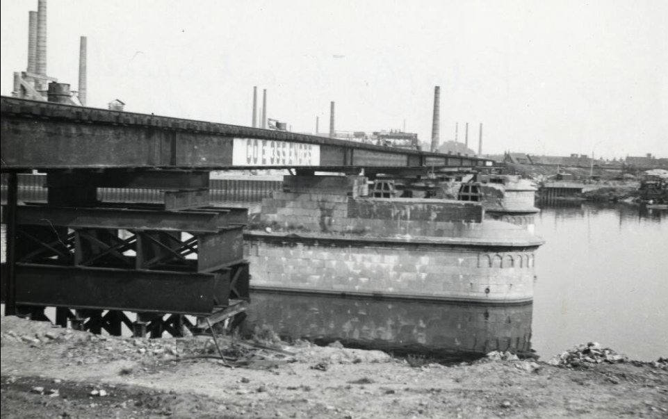 De provisorisch herstelde spoorbrug in 1945