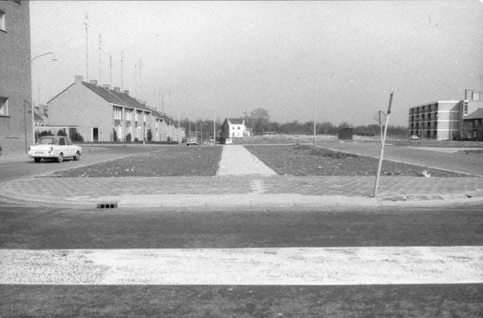 Burgemeester Kessensingel. Overzicht vanaf de Einsteinstraat richting de Akersteenweg. 1971