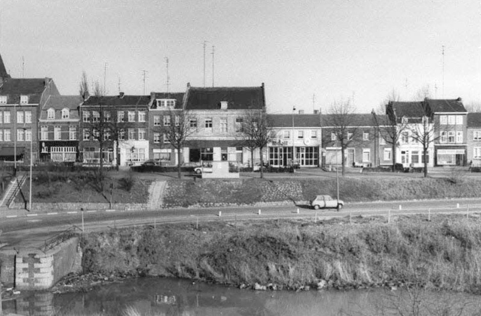 Bosscherweg. Bebouwing tussen de Voedingskanaalweg rechts en de Pastoor Moormanstraat. Overzicht met de Zuid Willemsvaart op de voorgrond.