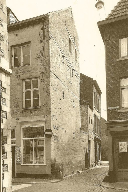 De Smedestraat vanaf het kruispunt Kersenmarkt - Wolfstraat omstreeks 1960