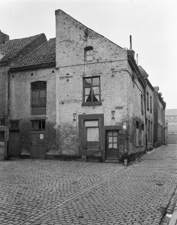 De Havenstraat bij de hoek met de Morenstraat omstreeks 1951