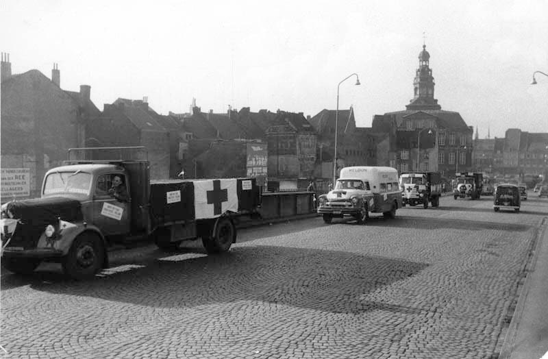MAASTRICHT - De Wilhelminabrug. Rode Kruis, voedseltransport naar Hongarije na de Russische inval. 1956