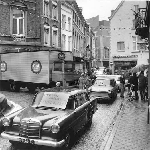 MAASTRICHT - Het Sint Amorsplein overzicht richting Achter het Vleeshuis. ca 1973