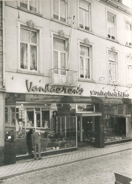 MAASTRICHT - Het Sint Amorsplein in 1968. Vanhaeren's - woninginrichting. Gelegen tussen de Platielstraat en de Heggenstraat links.
