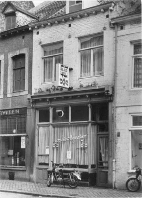 MAASTRICHT - De Hoogbrugstraat nummer 23. Café 'In de Piepelaoj' in 1975