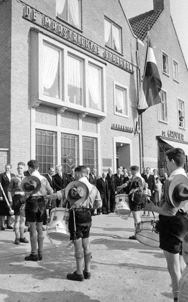 MAASTRICHT - De Burgemeester Van Oppenstraat in 1955 tijdens de opening van de spaarbank