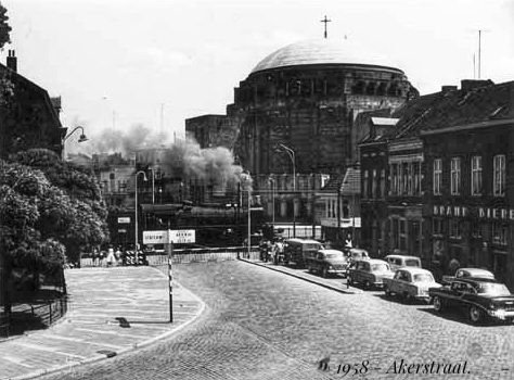 Aw Foto's van Mestreech - Wachten voor de stoomtrein aan de Akerstraat, met zicht op de Koepelkerk omstreeks 1958