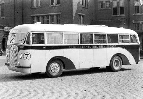 Aw Foto's van Mestreech - het Stationsplein met autobus in de late jaren 30