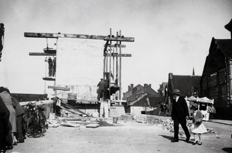 Aw Foto's van Mestreech - De Sint Servaasbrug in 1932 bij de bouw van het huisje voor de hefinstallatie aan het Cörversplein
