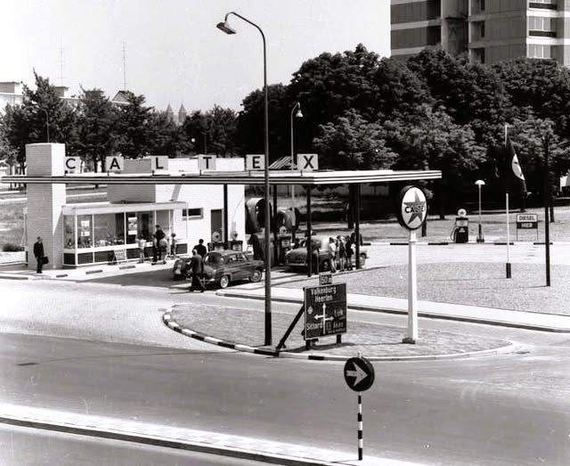 Aw Foto's van Mestreech - Het Oranjeplein bij het CALTEX benzinestation in 1958