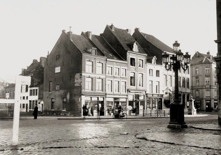 Aw Foto's van Mestreech - De Markt met een overzicht van de bebouwing tussen de Wilhelminabrug links en de Hoenderstraat in 1934