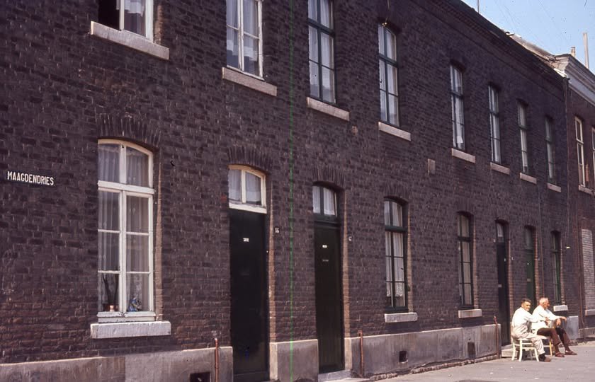 Aw Foto's van Mestreech - Arbeidershuizen aan de Maagdendries in Maastricht in de jaren 60