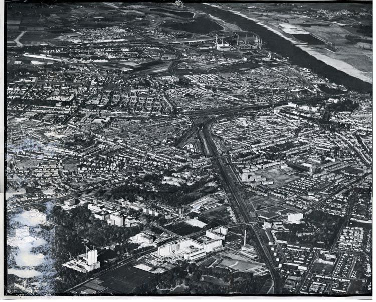 Nijmegen: Luchtfoto Nijmegen 1971 | Op de achtergrond Weurt met de centrale en de sluis