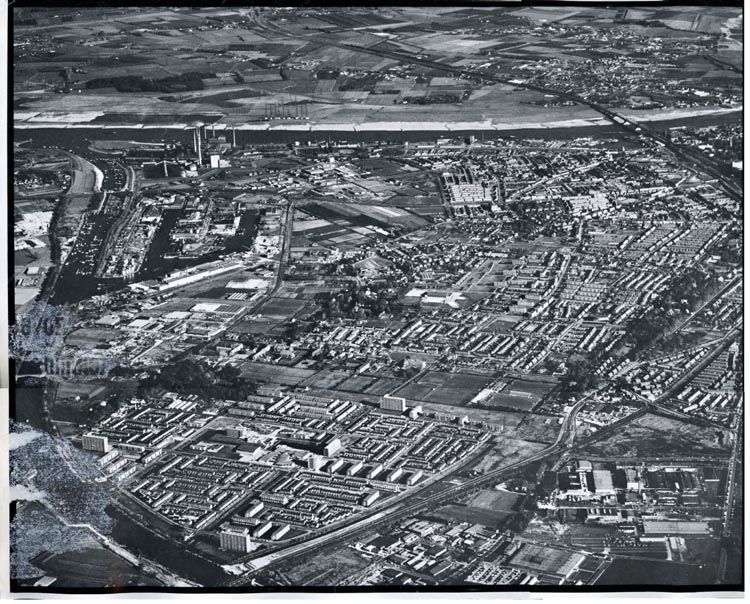 Nijmegen: Luchtfoto Nijmegen 1975 | Rechtsboven Lent
