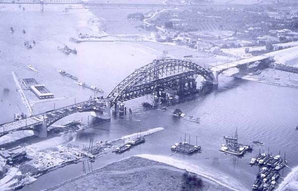 Nijmegen: Luchtfoto Nijmegen 1935 | De Waalbrug in aanbouw
