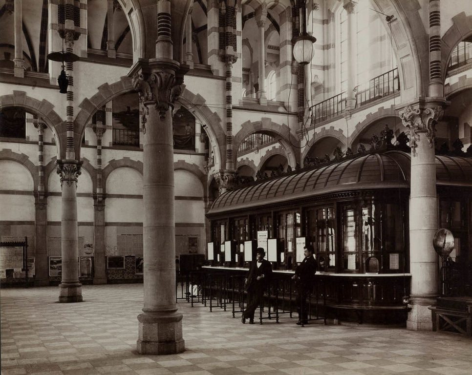 Nijmegen: 1892 - Loketten in de hal van Station Nijmegen