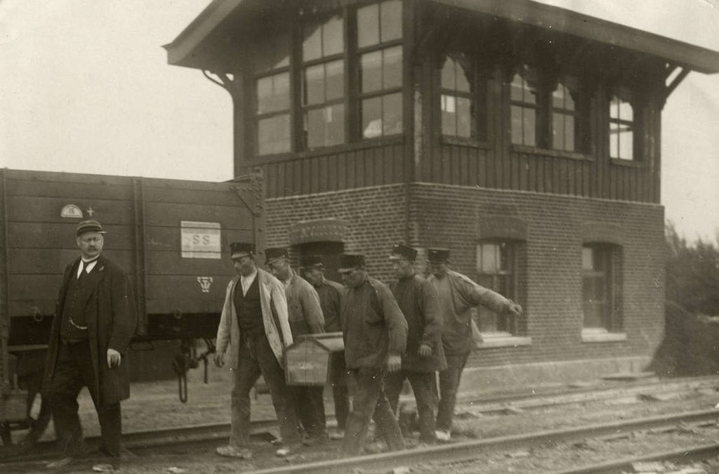 Nijmegen: 1918 doden worden in kist weggedragen bij ongeluk op station de vork in Nijmegen