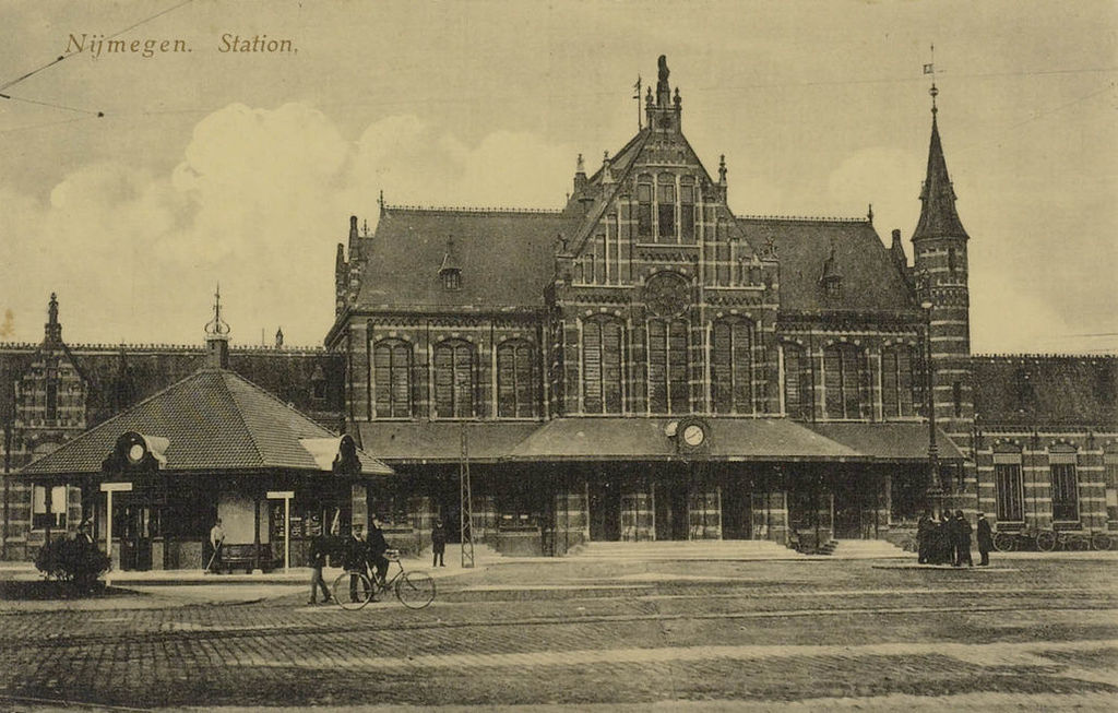 Nijmegen: 1912 Het station met het Stationsplein in Nijmegen