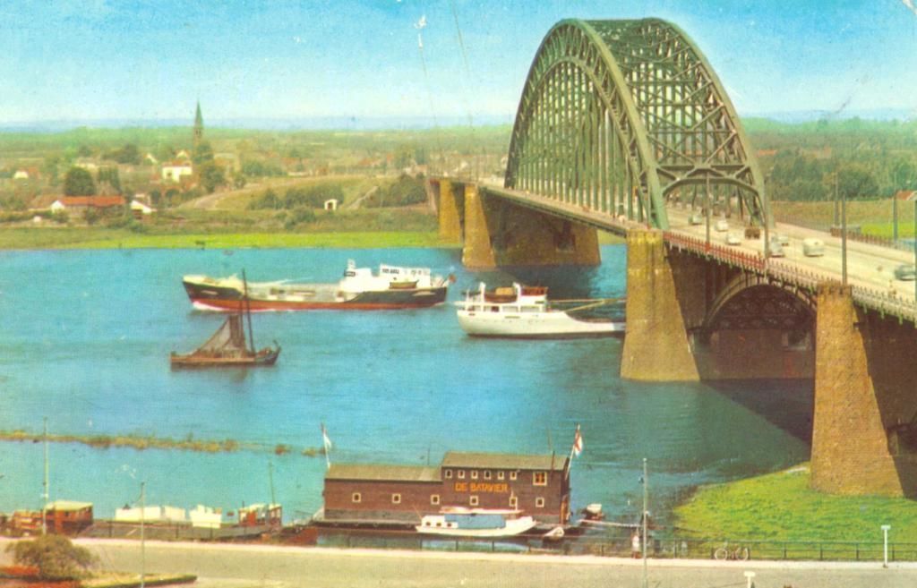 Nijmegen: De waalbrug in 1958