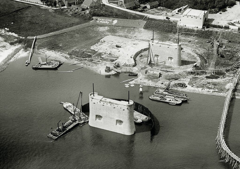 Nijmegen: De waalbrug in aanbouw in 1934