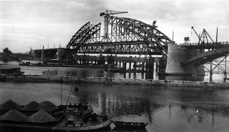 Nijmegen: De waalbrug in aanbouw (1934)