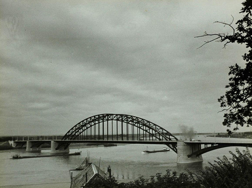 Nijmegen: De waalbrug in 1976