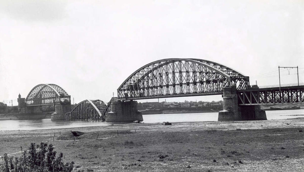Nijmegen: De waalbrug verneild door bommen in WO II