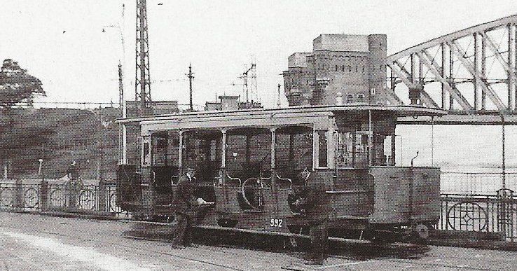 Nijmegen: De waalbrug met een tram die staat te wachten in 1938