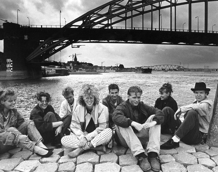 Nijmegen: De waalbrug met poserende studenten omstreeks 1984