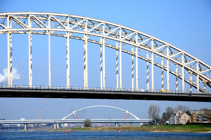 Nijmegen: De waalbrug met nog een Waalbrug