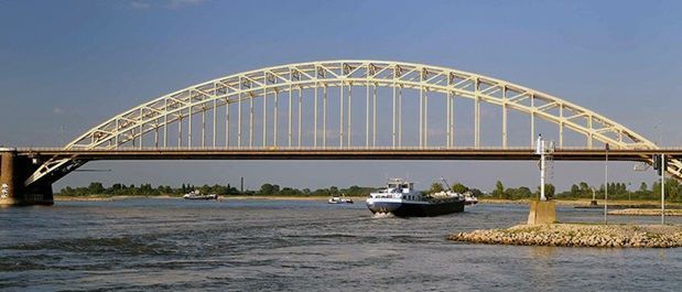 Nijmegen: De waalbrug omstreeks 2008