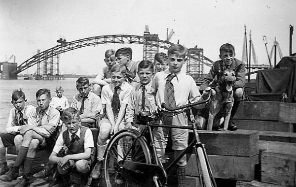 Nijmegen: De waalbrug met poserende jeugd tijdens de bouw 1934