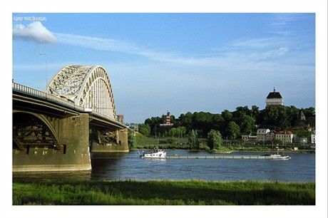 Nijmegen: De waalbrug op een zomerse dag in 1991