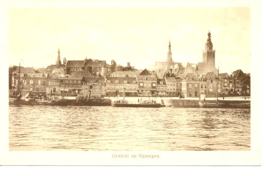 De Waalkade in Nijmegen ergens in de jaren 30.