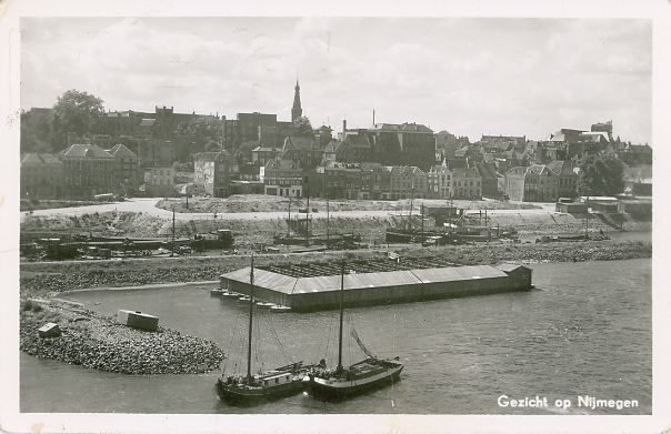 Waalkade Nijmegen: De Waalkade en de stad in 1956