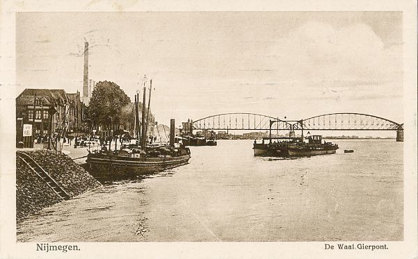 Bedrijvigheid op de Nijmeegse Waalkade omstreeks 1912 met de oude pont die net gaat afmeren