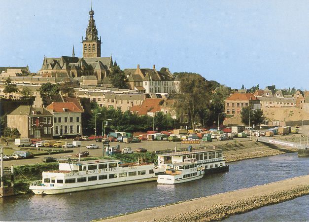 Het begin van de Waalkade met panorama van de stad omstreeks 1978