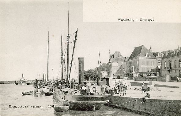 Bedrijvigheid op de Nijmeegse Waalkade omstreeks 1906