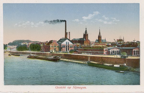 Afgemeerde rijnaken aan de Nijmeegse Waalkade omstreeks 1922
