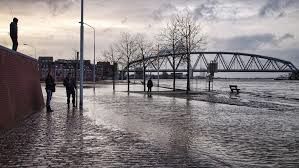 Hoog water aan de Waalkade in Nijmegen
