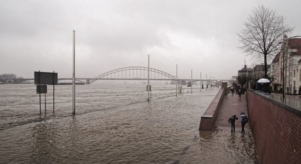 Hoog water aan de Waalkade in Nijmegen