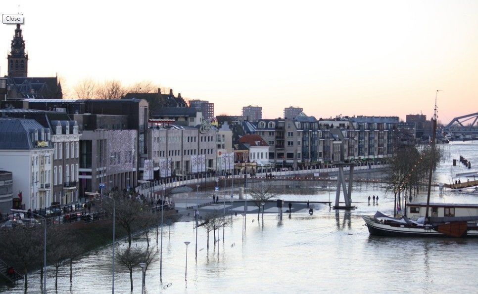 Hoog water aan de Waalkade in Nijmegen