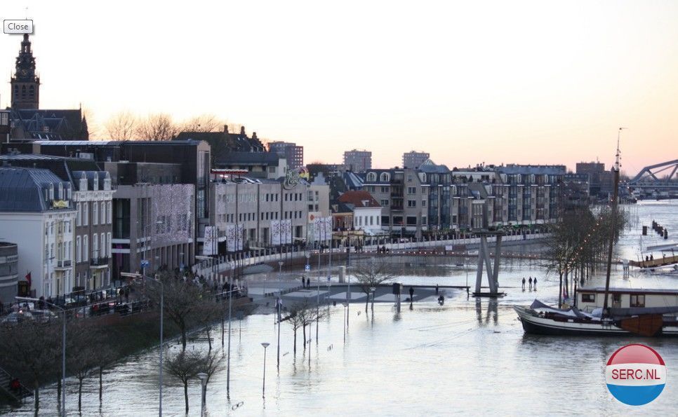 Hoog water op de Waalkade