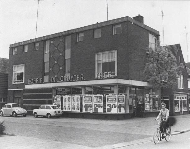 Nijmegen 1971: Supermarkt De Gruyter in Heseveld. De supermarkt was gevestigd in het pand op het kruispunt Molenweg / Wolfskuilseweg. Later zat hier ook een bank in gevestigd. Nu zit hier tegenwoordig de afdeling van de tomaten partij Nijmegen.