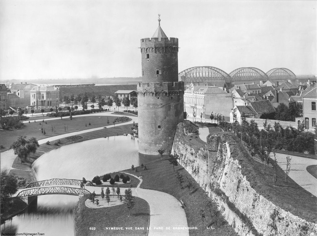 Nijmegen 1885: Prachtige opname van het net geopende Kronenburgerpark in 1885. Het park waar Nijmegenaren zo trots op zijn. | Toen Nijmegen in 1874 de stadswallen mocht slopen wilde men ook het nodige groen aanleggen. Buiten de oude stadsmuren werden parken aangelegd, waaronder het Kronenburgerpark. De gebroeders Rosseels uit Leuven legden tussen 1880 en 1882 het park in romantische stijl aan, met slingerende paadjes en glooiende heuvels. Hierbij werden de Kruittoren en de stadsmuren een onderdeel van het park. | In 2006 kreeg het Kronenburgerpark een opknapbeurt. Eén van de mooiste uitzichten is vanaf het Rondeel, dat naast de Kronenburgertoren ligt en deel uitmaakt van de stadsmuur. Vanaf hier is een uitkijk op de vijver, het park en de achterliggende stadsdelen. Ook de knuppelbrug, volière en het hertenkamp zijn het bezoeken waard. In het park bevinden zich maar liefst honderdvijftig soorten bomen. Het Kronenburgerpark kent grote hoogteverschillen en daarvan is gebruik gemaakt door centraal in het park een waterval aan te leggen. Onder de waterval is een sprookjesachtige grot te ontdekken. | Het Kronenburgerpark kent landelijke bekendheid al is het maar door de hit Kronenburg Park (Ga Die Wereld Uit) van de Frank Boeijen Groep uit 1985.