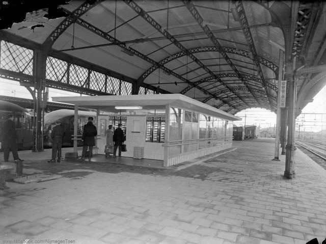 Nijmegen 1962: Deze foto geschoten in februari 1962, laat de wachtkamer annex automatiek zien op het 2e perron zuid van het station. Dit bouwwerk was tot in de jaren '90 nog in gebruik. Het wilde nogal eens voorkomen dat de snacks achter de klepjes nog van de vorige avond waren. Gelukkig is de horeca op het station de laatste jaren sterk verbeterd.