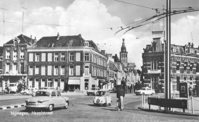 Nijmegen 1955: De Lange Hezelstraat gezien vanaf de hoek met de Kronenburgersingel. Links de Nieuwe Markt, rechts de Parkweg.